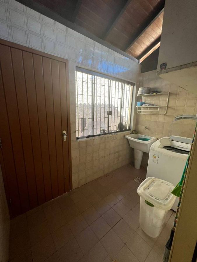Casa para locação com 3 dormitórios sendo 1 suíte em Florianópolis Centro