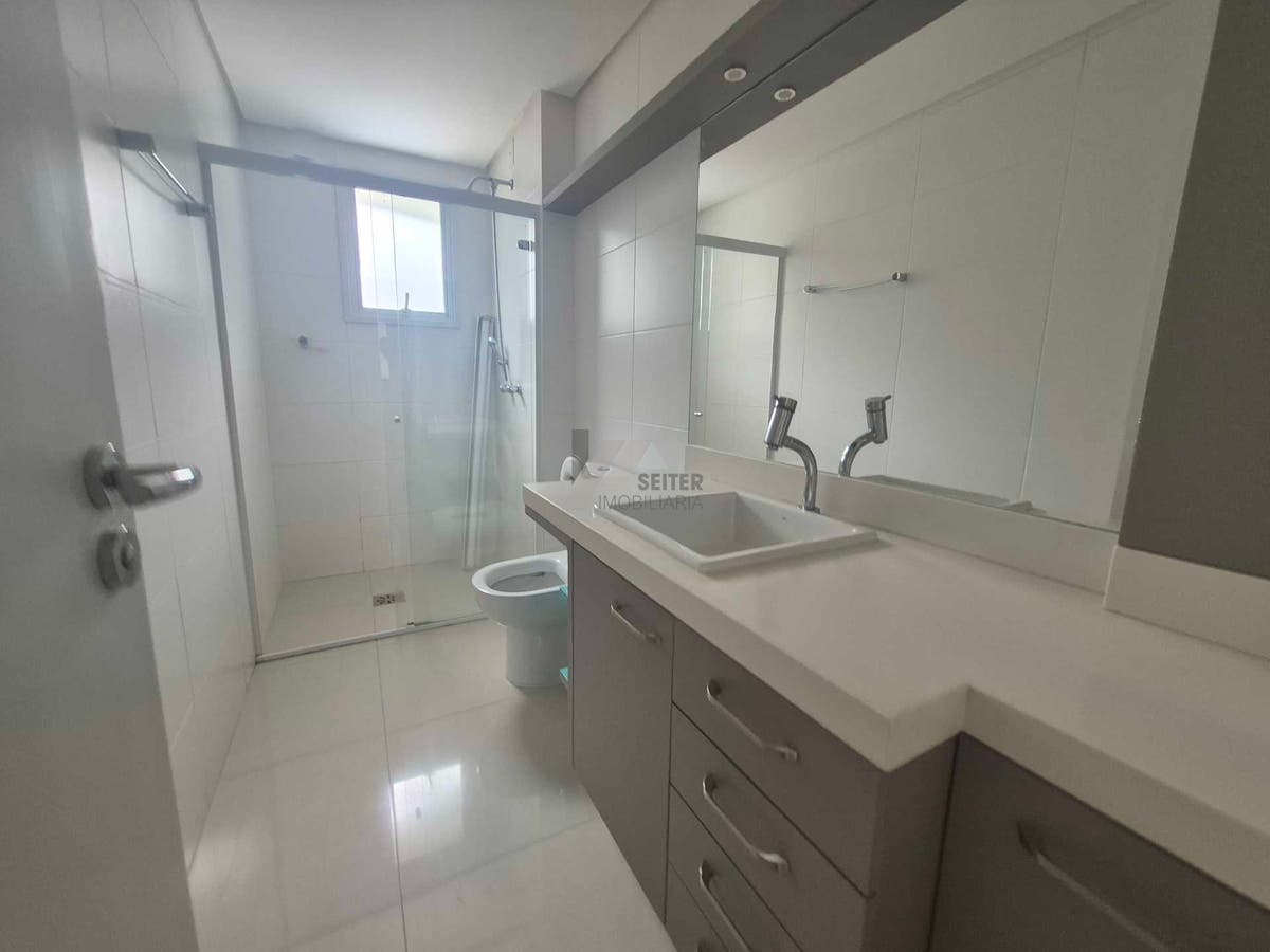 Apartamento alto padrão de 4 dormitorios sacada com churrasqueira e 2 vagas para locação no Itacorubi