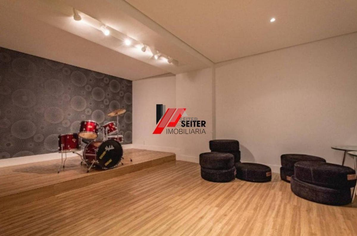 Apartamento mobiliado de 4 dormitorios sendo 2 suites com 3 vagas de garagem a venda Itacorubi