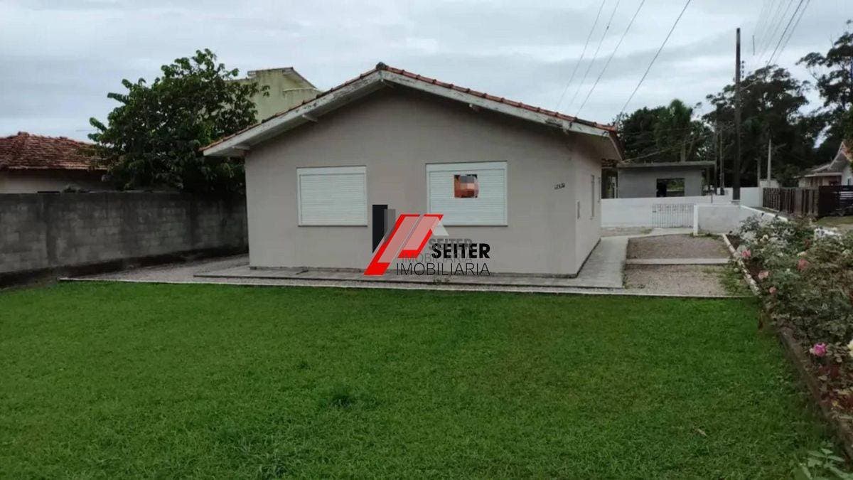 Casa térrea de esquina com amplo terreno na Armação, próxima à praia, Florianópolis