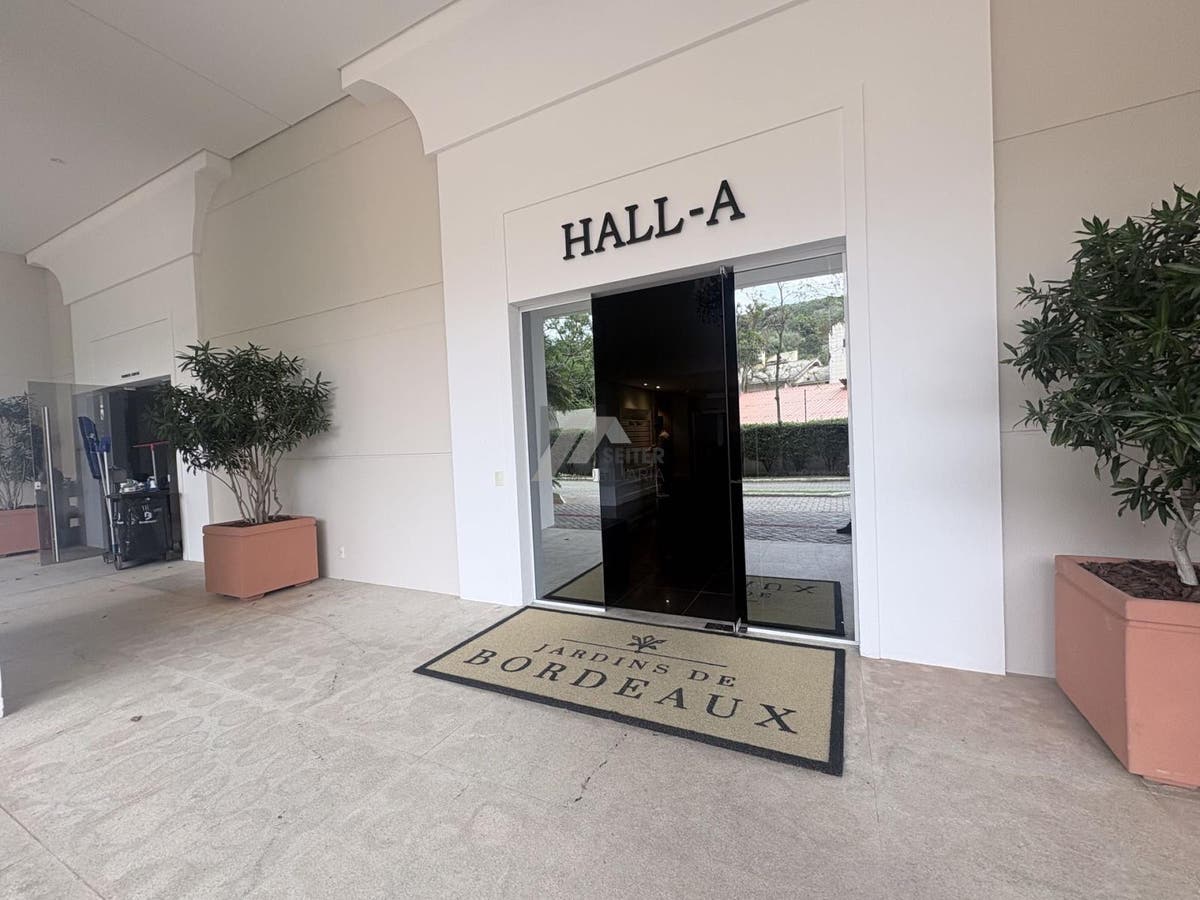 Apartamento mobiliado de 4 dormitorios sendo 2 suites com 3 vagas de garagem a venda Itacorubi
