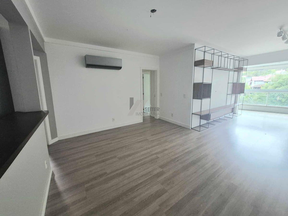 Apartamento alto padrão de 4 dormitorios sacada com churrasqueira e 2 vagas para locação no Itacorubi