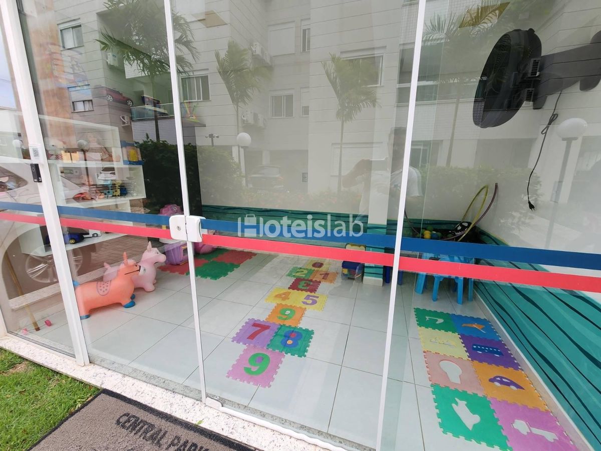 Lindo apartamento de 1 quarto em Canasvieiras, em prédio com piscina