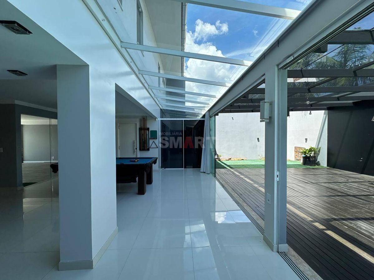 Casa no Centro de Jaraguá do Sul à Venda com Quatro Suítes sendo Uma Master