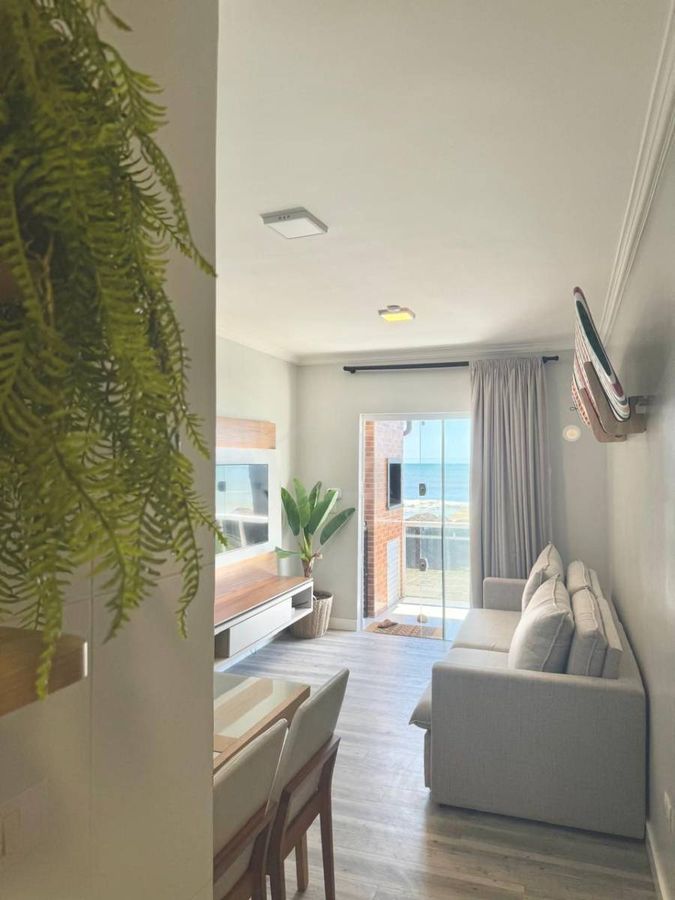 Apartamento mobiliado pé na areia, 3 quartos sendo 1 suíte, centro