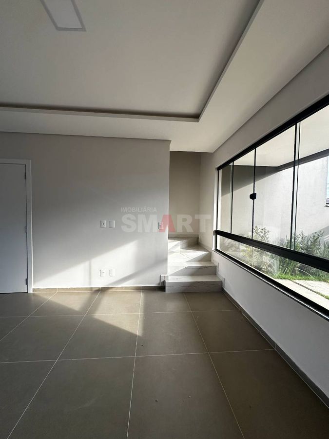 Geminado Duplex com 1 Suíte + 2 Quartos e Espaço de Fundos com Churrasqueira