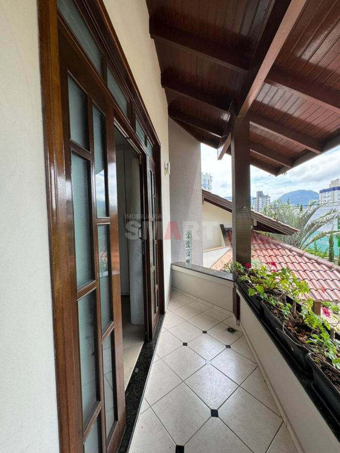 Casa Semimobiliada com 2 Suítes e 1 Quarto no Bairro Vila Nova