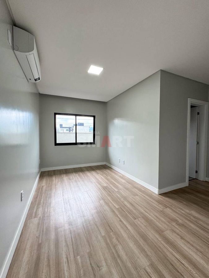 Casa com 01 Suíte + 02 Quartos e Amplo Terreno à Venda