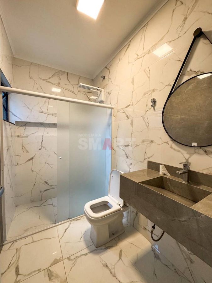 Casa com 01 Suíte + 02 Quartos e Amplo Terreno à Venda