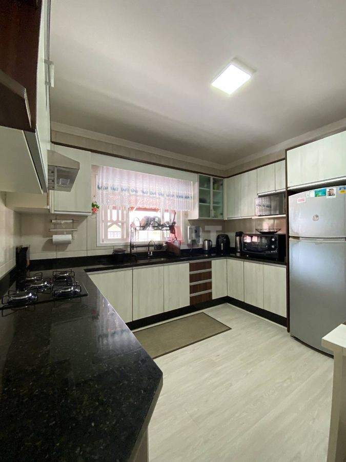 Casa com Sala Comercial à Venda no bairro Estrada Nova