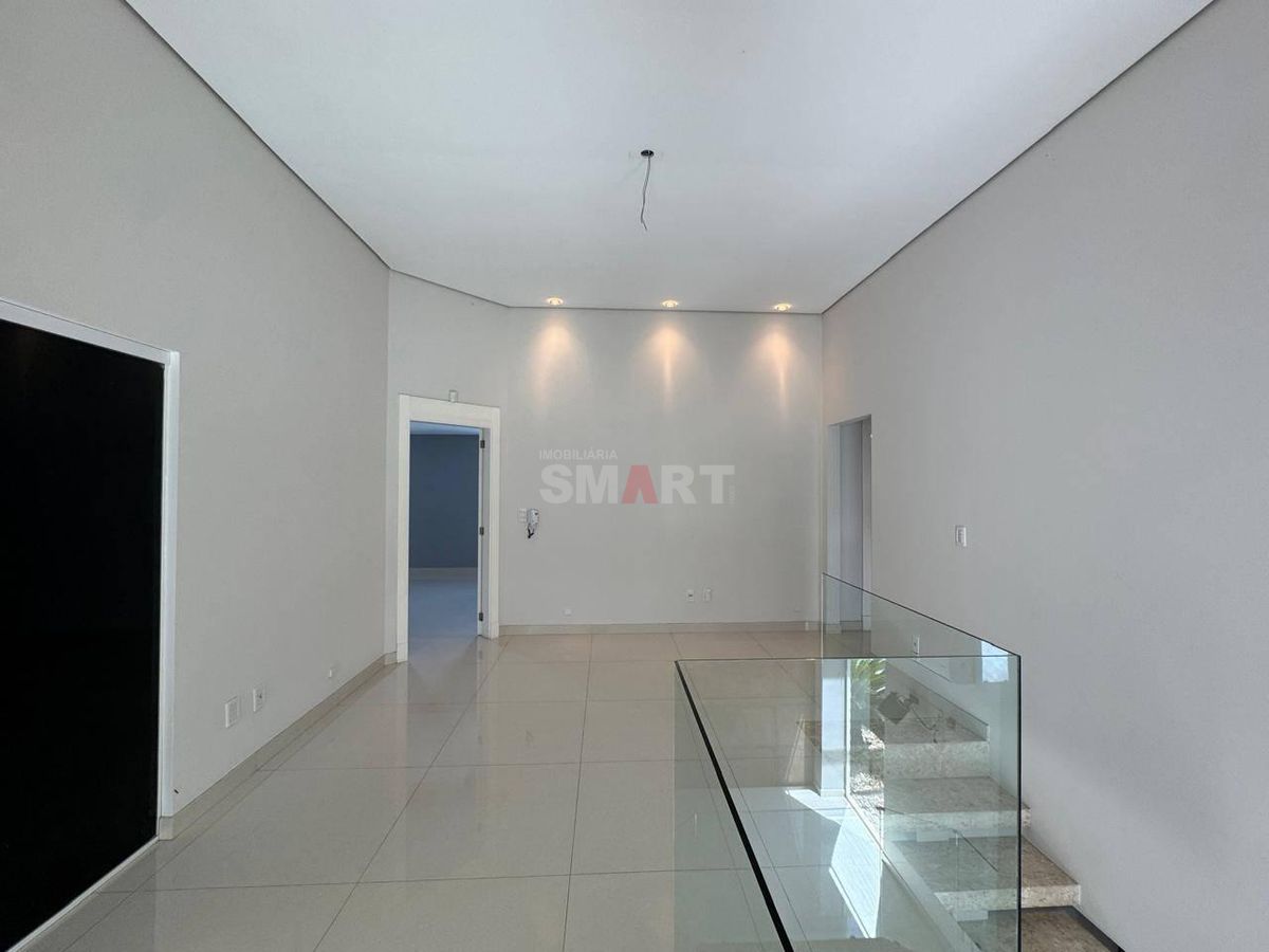 Casa no Centro de Jaraguá do Sul à Venda com Quatro Suítes sendo Uma Master