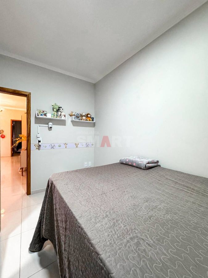 Casa Geminada Semimobiliada com 1 Suíte e 1 Quarto à Venda