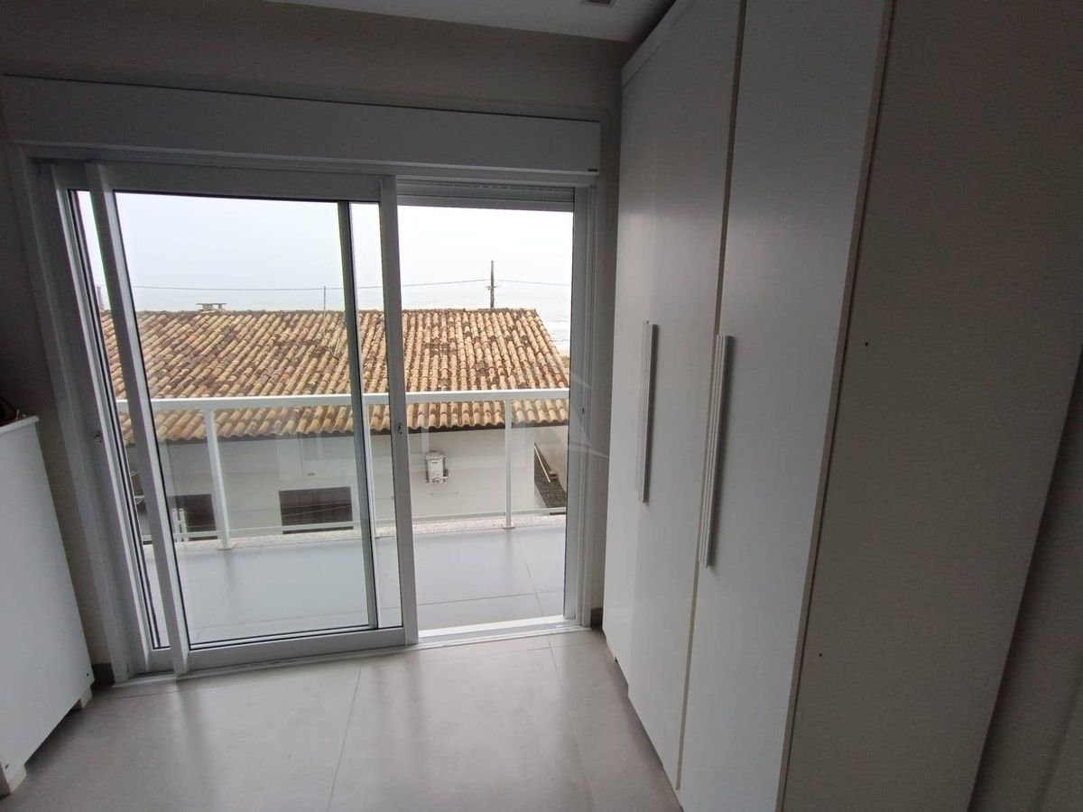 Sobrado quadra mar, com 3 quartos sendo 1 suite, cambijú