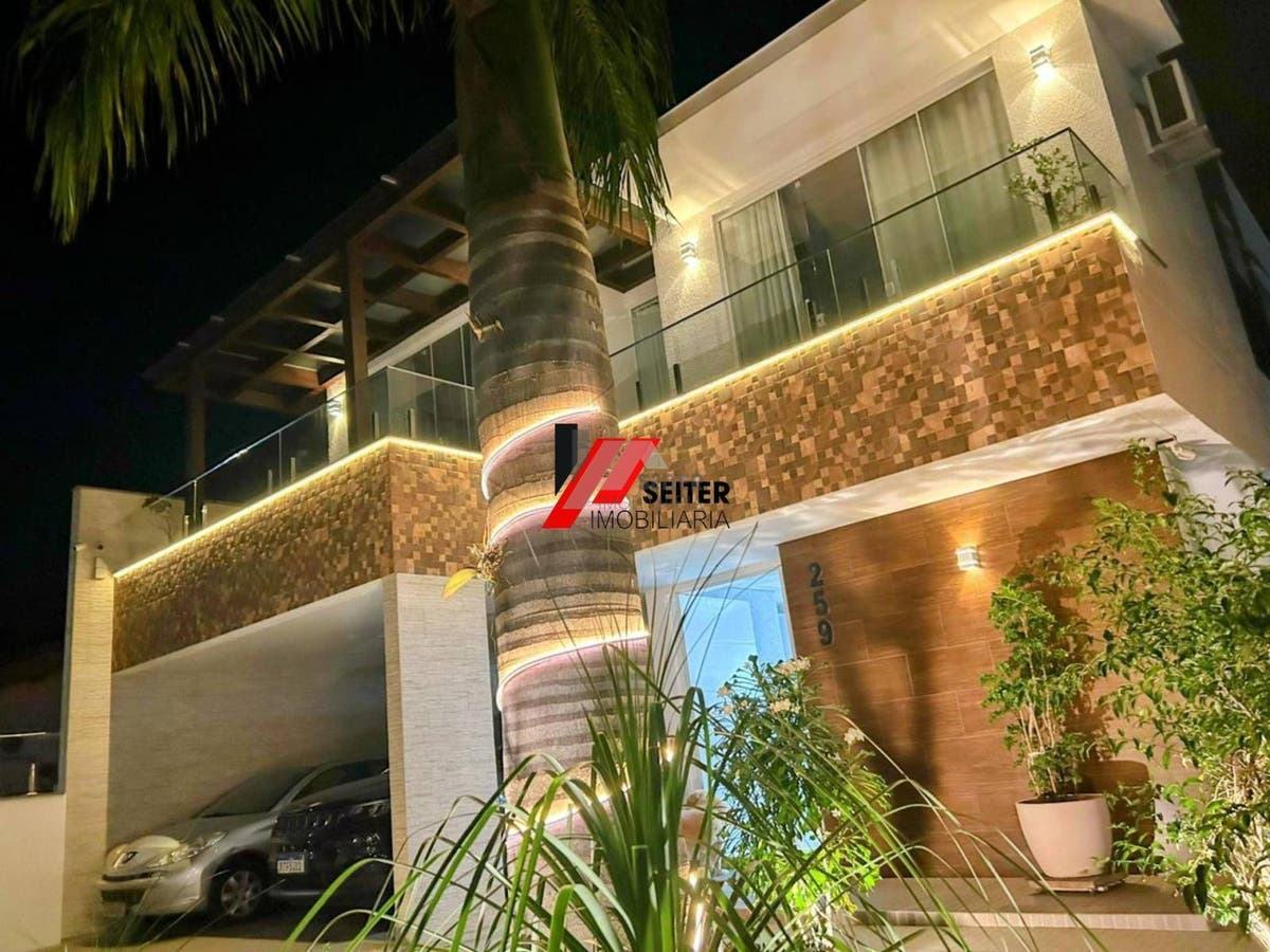 Casa de Alto Padrão com 280m² à Venda na Pedra branca: 4 Quartos 1 Suíte Área Gourmet e Piscina com Spa!