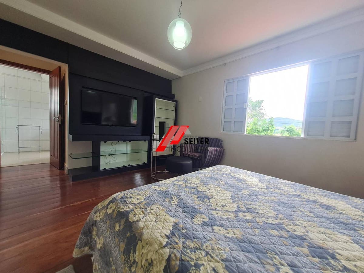 Casa mobiliada à venda em condomínio fechado no Bairro Monte Verde em Florianópolis com 4 quartos sendo 3 suítes