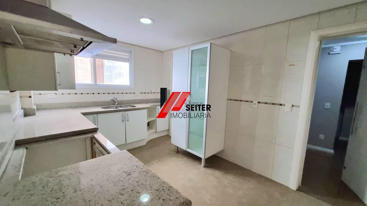 Apartamento de 4 dormitorios para alugar na Beira Mar de Florianopolis