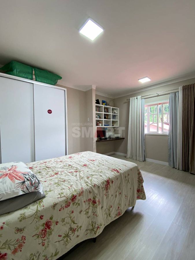 Casa com Sala Comercial à Venda no bairro Estrada Nova