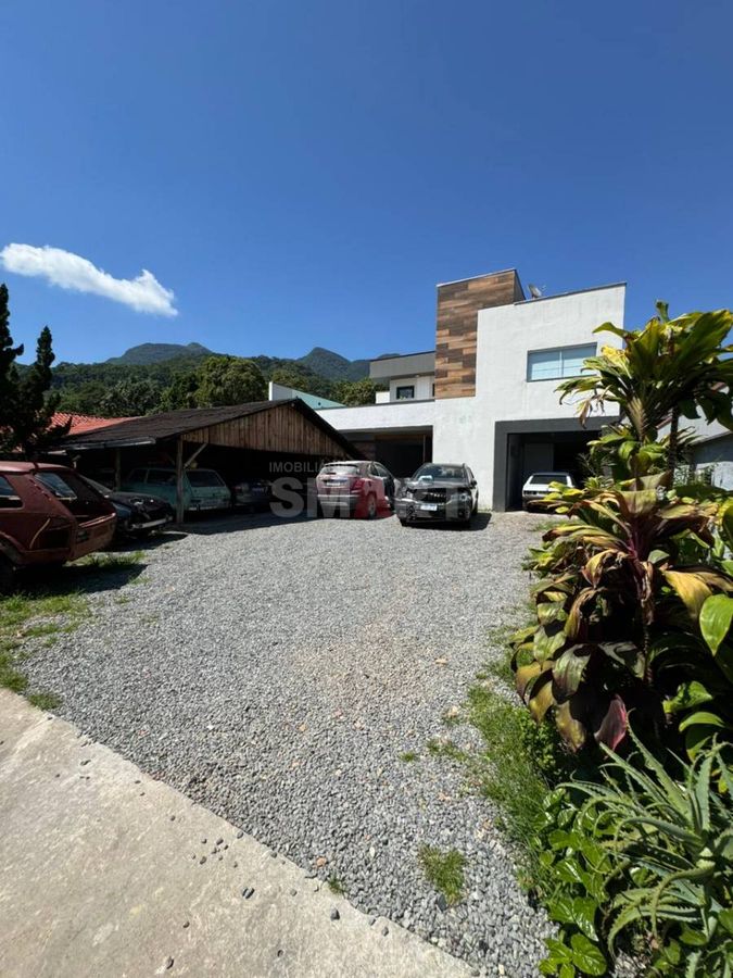 Casa com Piscina no Terraço e Ampla Área Externa no Bairro Ilha da Figueira