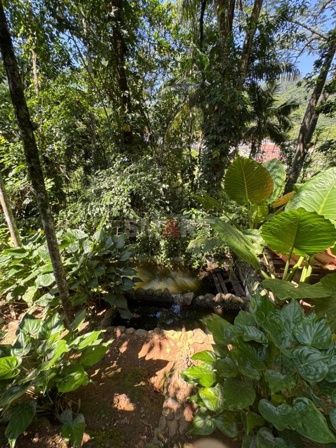 Casa com Piscina no Terraço e Ampla Área Externa no Bairro Ilha da Figueira