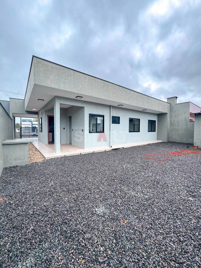 Casa com 01 Suíte + 02 Quartos e Amplo Terreno à Venda