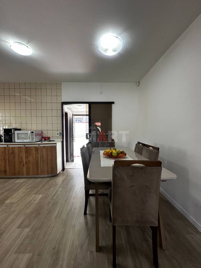 Casa semimobiliada com amplo terreno e 3 dormitórios