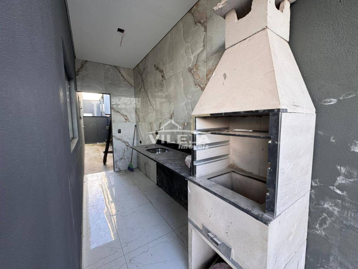 Casa Nova de Esquina com 2 Dormitórios-Moderna-Bairro Golfinho-Caraguatatuba-Sp