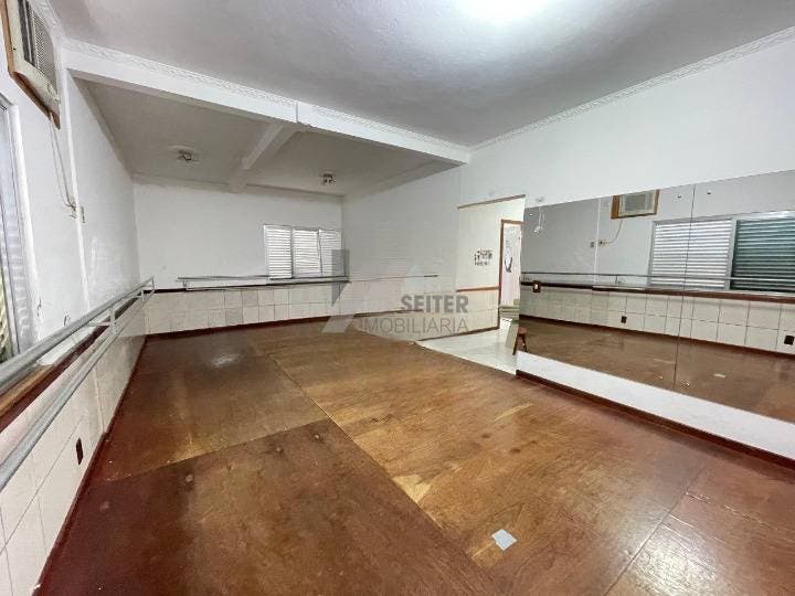 Comercial em Córrego Grande com 140 m² e 2 vagas de garagem