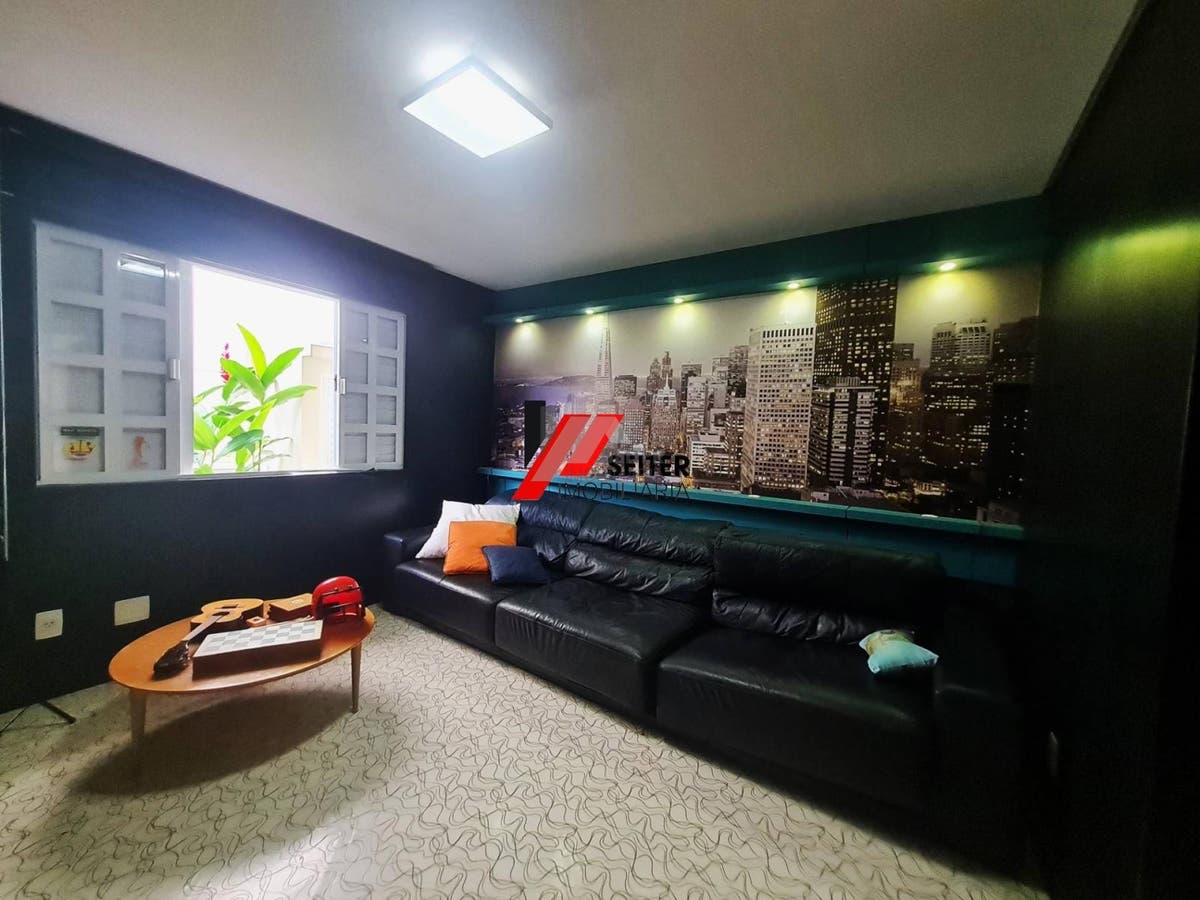 Casa mobiliada à venda em condomínio fechado no Bairro Monte Verde em Florianópolis com 4 quartos sendo 3 suítes