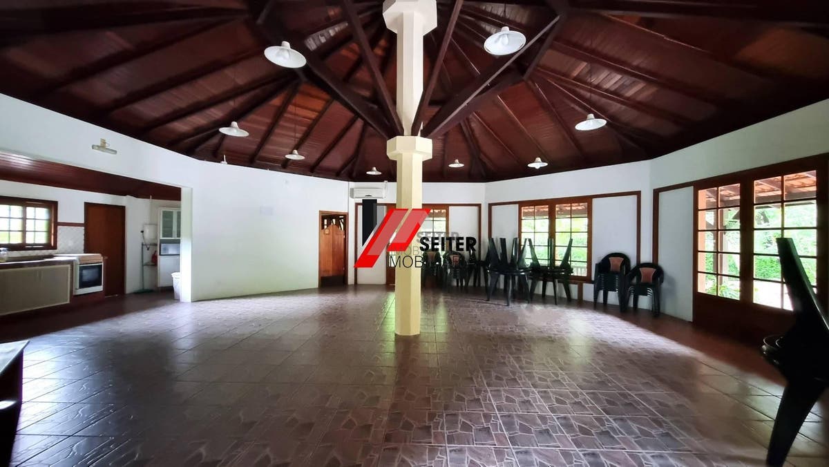Casa mobiliada à venda em condomínio fechado no Bairro Monte Verde em Florianópolis com 4 quartos sendo 3 suítes