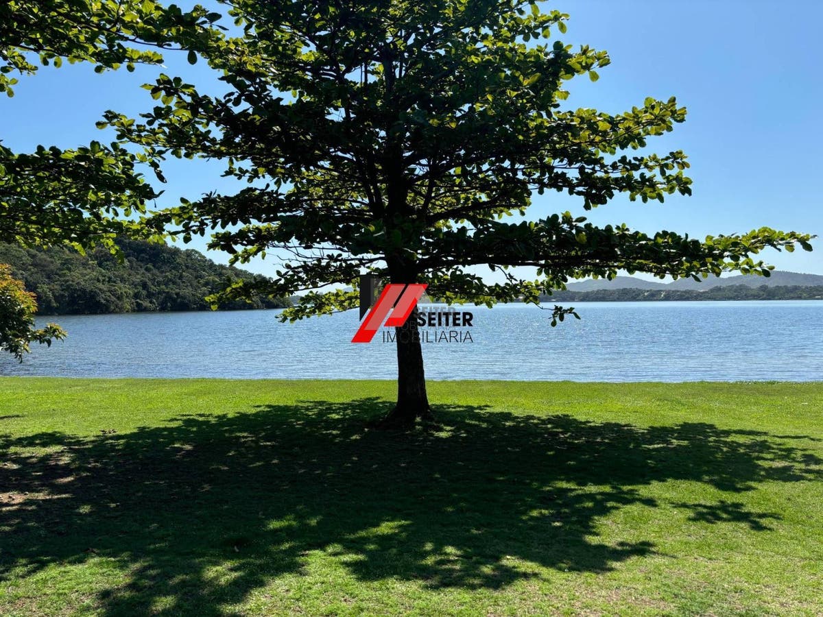 Casa à venda na beira da Lagoa em Florianópolis