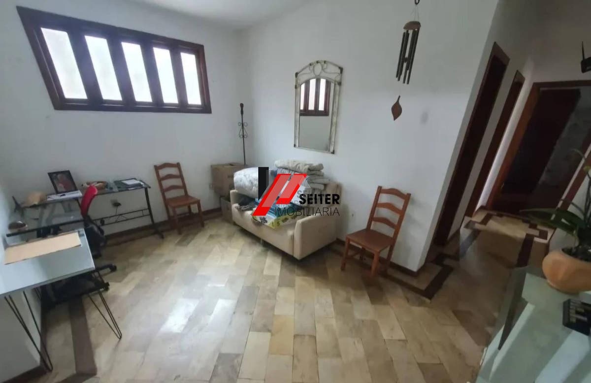 Casa à venda 350m² 6 dormitórios 2 suítes 3 vagas de garagem