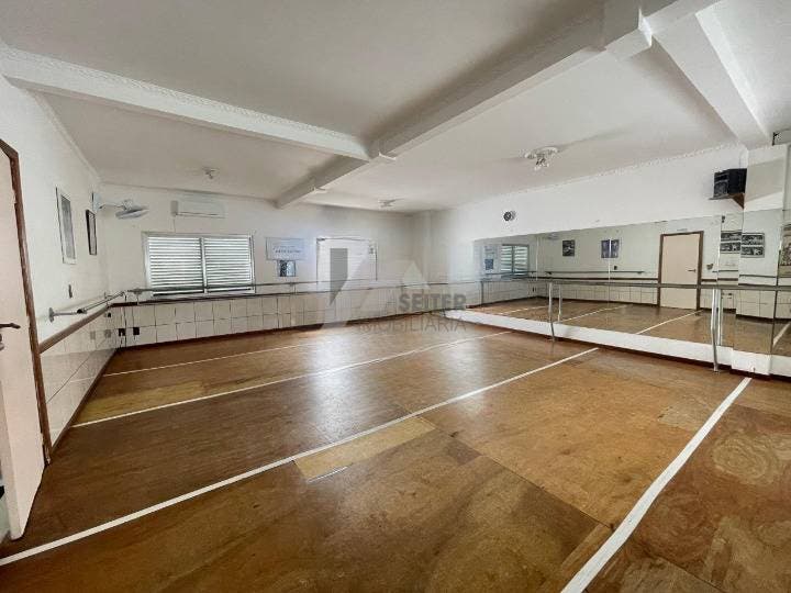 Comercial em Córrego Grande com 140 m² e 2 vagas de garagem