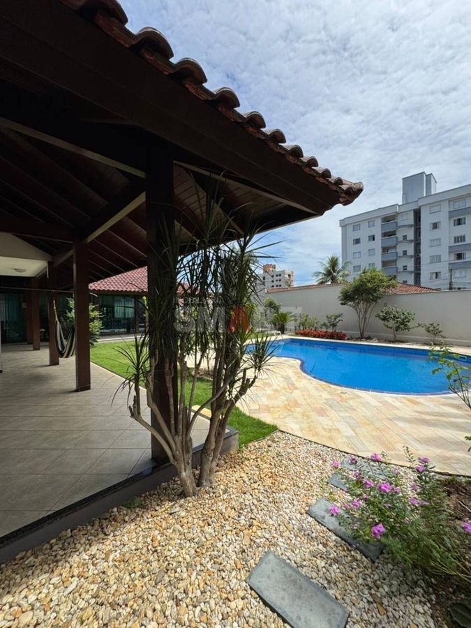 Casa Semimobiliada com 2 Suítes e 1 Quarto no Bairro Vila Nova