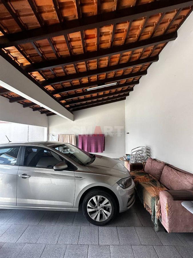 Casa semimobiliada com amplo terreno e 3 dormitórios