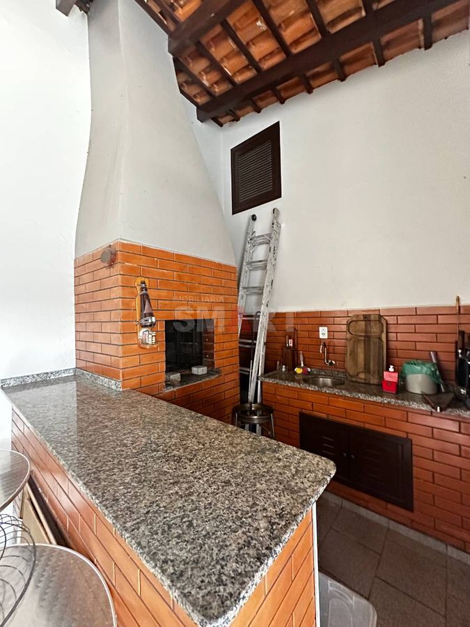 Casa semimobiliada com amplo terreno e 3 dormitórios