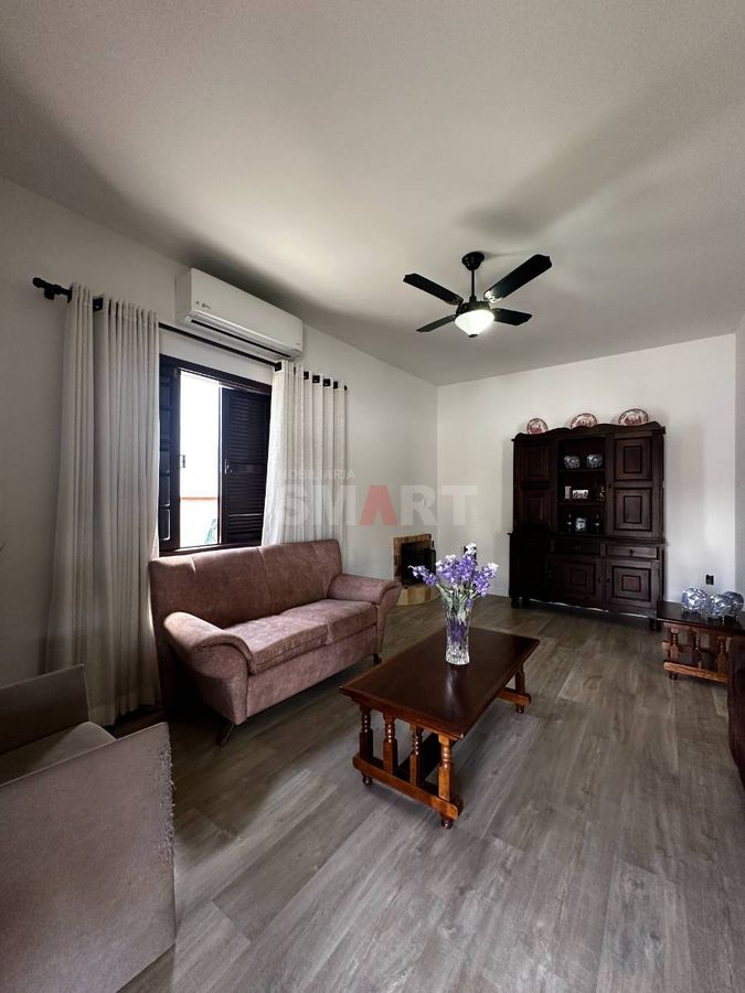 Casa semimobiliada com amplo terreno e 3 dormitórios