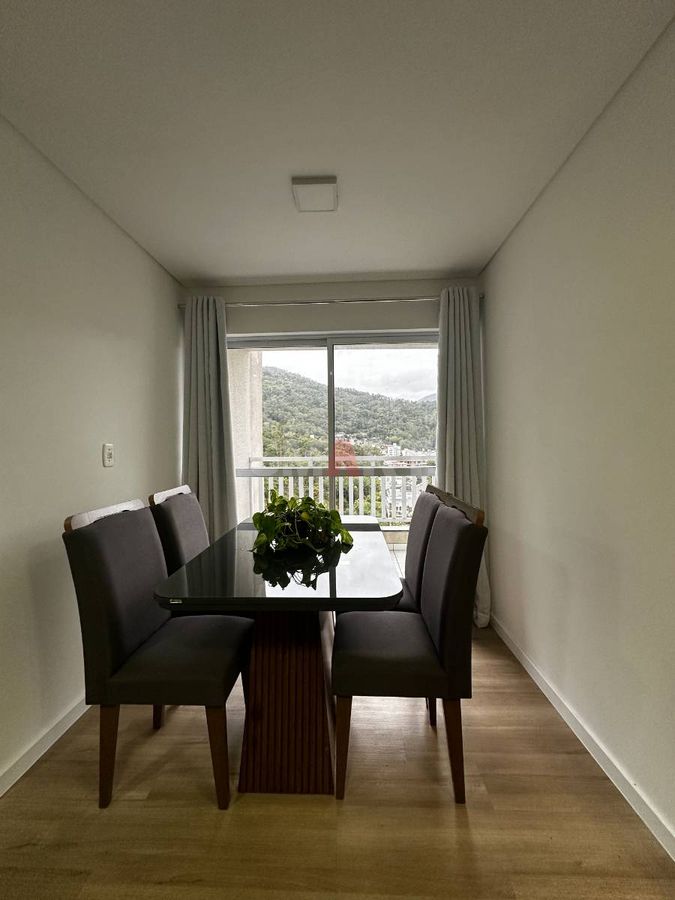 Apartamento com 2 quartos semimobiliado na Vila Nova
