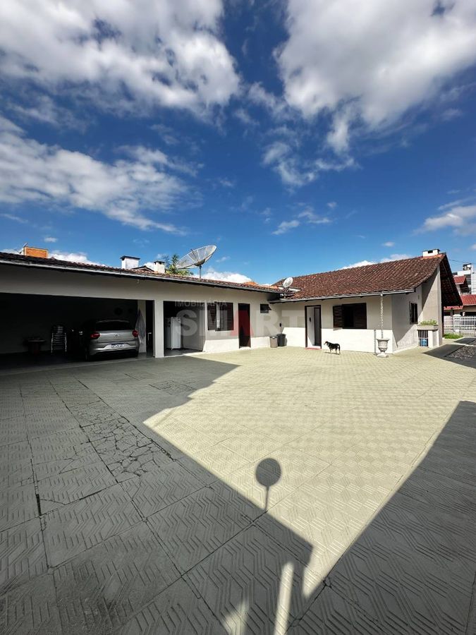 Casa semimobiliada com amplo terreno e 3 dormitórios