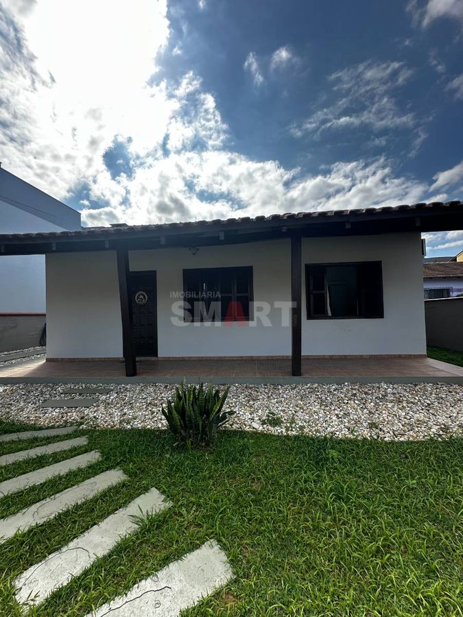 Casa semimobiliada com amplo terreno e 3 dormitórios