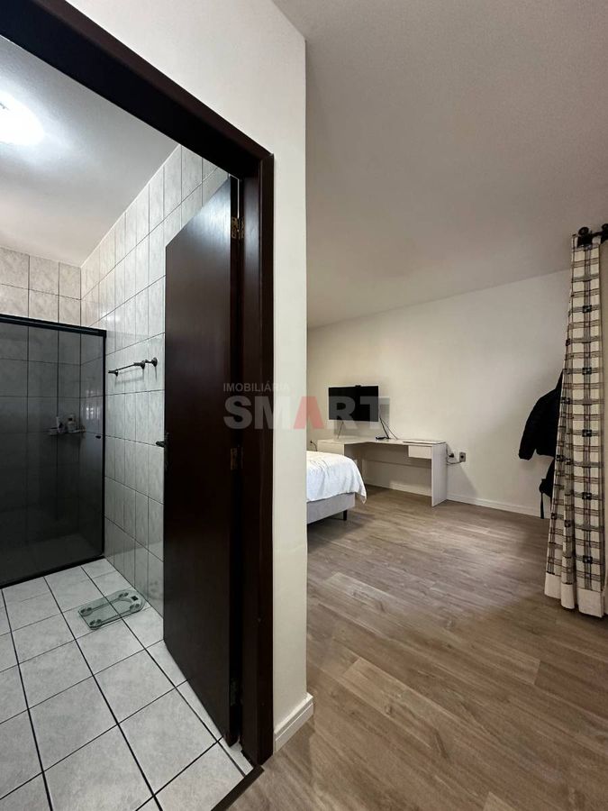 Casa semimobiliada com amplo terreno e 3 dormitórios