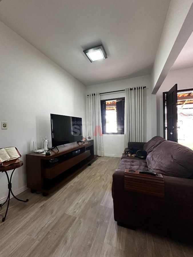 Casa semimobiliada com amplo terreno e 3 dormitórios
