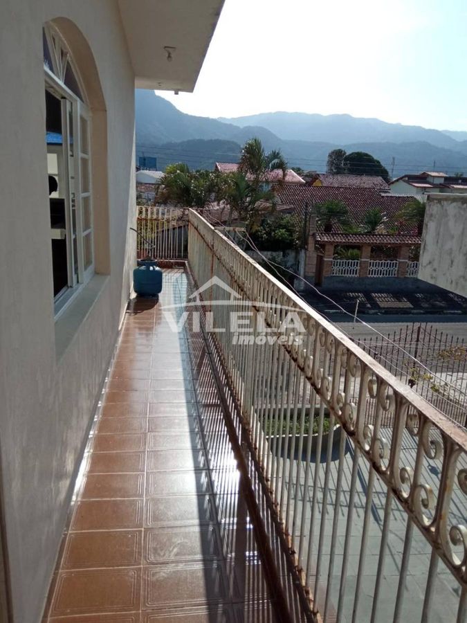 Casa a poucos metros da praia indaia