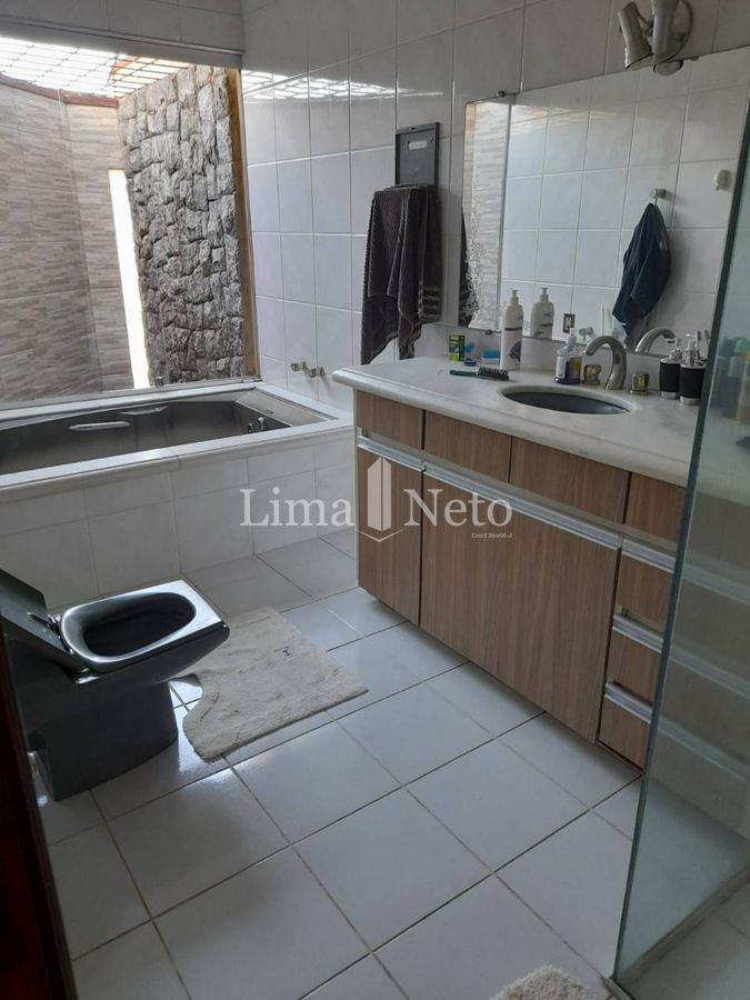 Casa sobrado, 234 m2, 3 dorms ( 1 suíte com closet ) 4 vagas