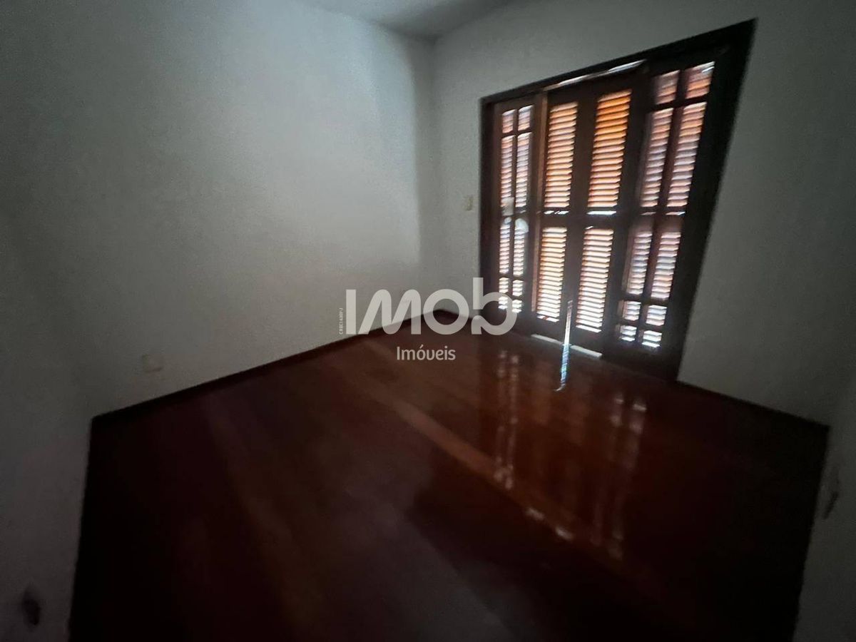 Casa com suíte master + 4 quartos, centro