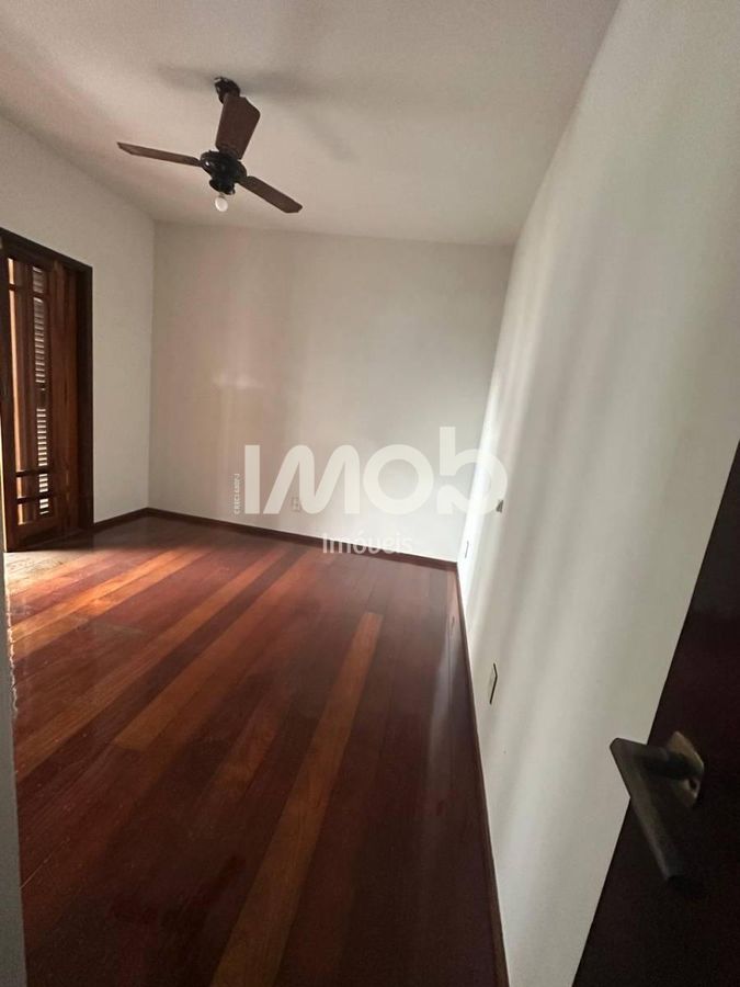 Casa com suíte master + 4 quartos, centro