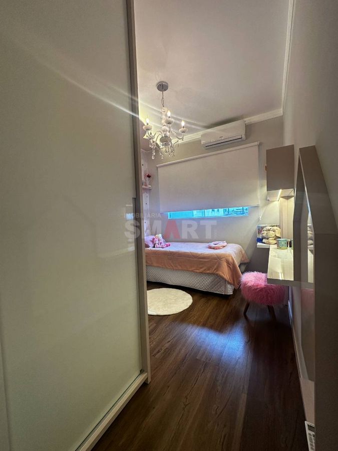 Geminado com 3 quartos e piscina semimobiliado