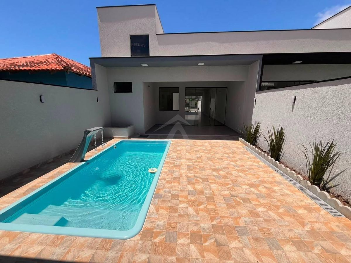 Casa com piscina, 3 quartos sendo 1 suite, bal. Principe