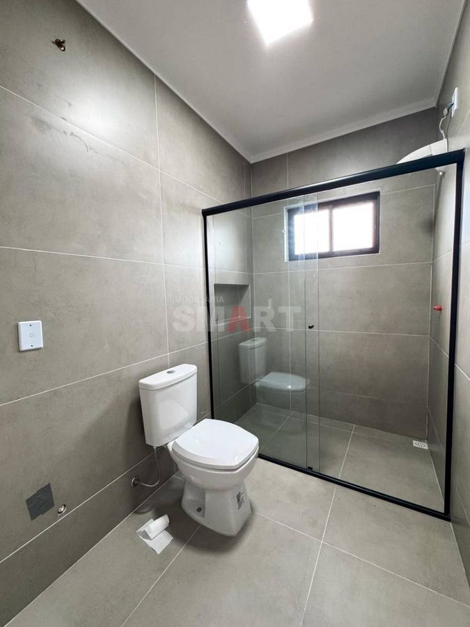 Casa com 01 Suíte + 02 Quartos e Amplo Terreno à Venda