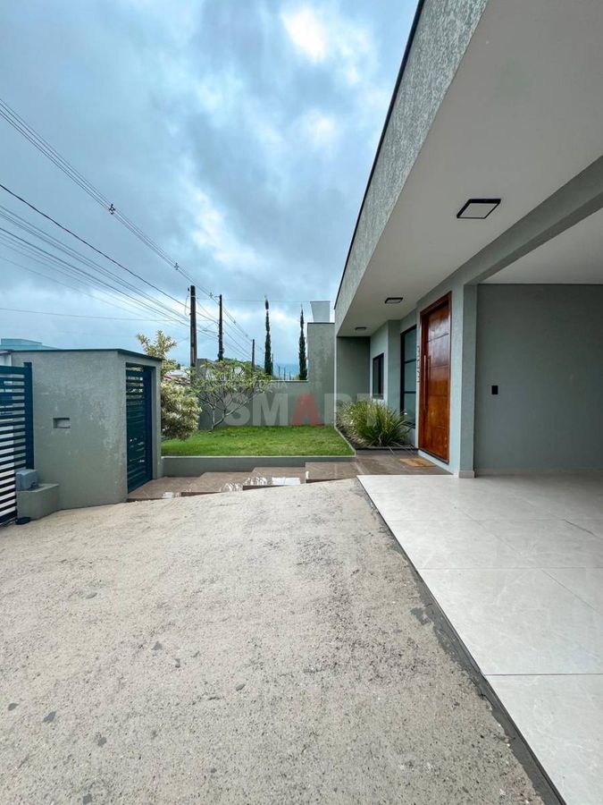 Casa com 01 Suíte + 02 Quartos e Amplo Terreno à Venda
