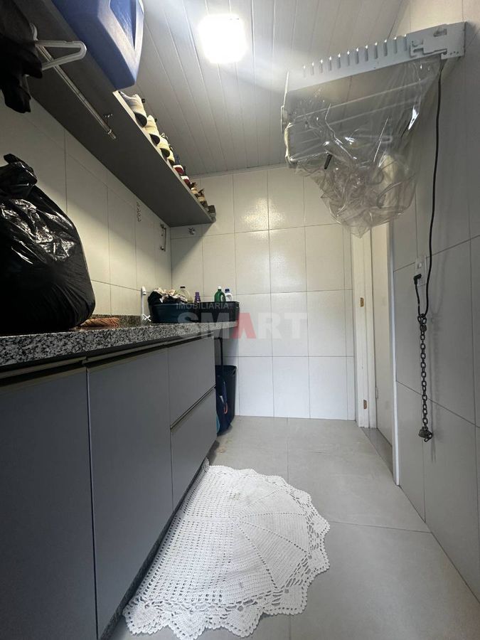 Geminado com 3 quartos e piscina semimobiliado